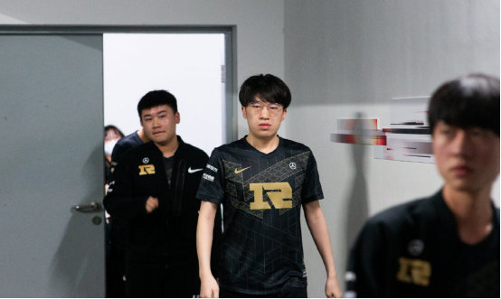 场比赛面临 场比赛面临