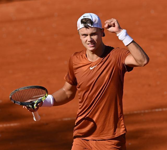 他通过强调 他通过强调